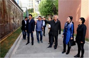 教育部領(lǐng)導(dǎo)參觀華派雕塑作品。